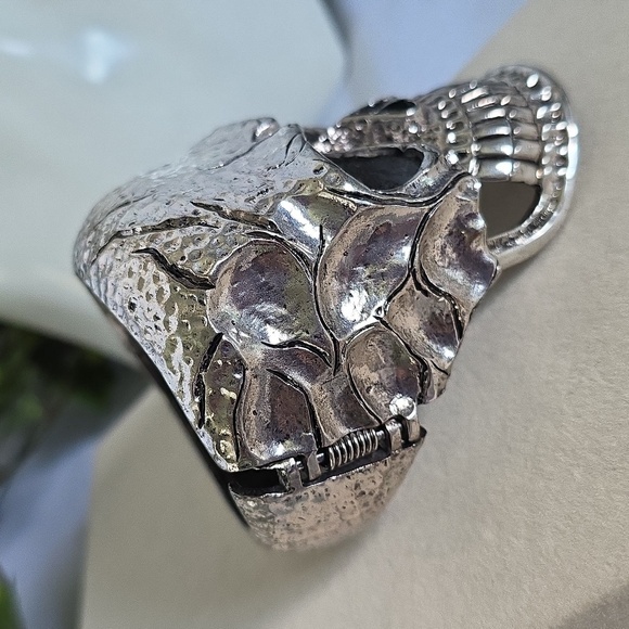 Large Vintage Silver Skull Clamper Hinge Bracelet - Picture 3 of 10